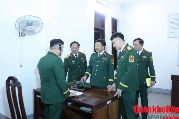 Thiếu tướng Đoàn Xuân Bường kiểm tra, chúc Tết lực lượng trực sẵn sàng chiến đấu