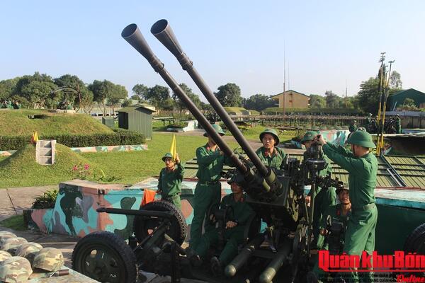 Chắc  tay súng bảo vệ bầu trời quê Bác