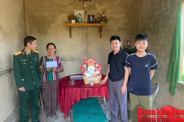 Ban Chỉ huy Quân sự xã Hương Đô: Tặng quà gia đình quân nhân đang tại ngũ và công dân trúng tuyển nghĩa vụ quân sự.