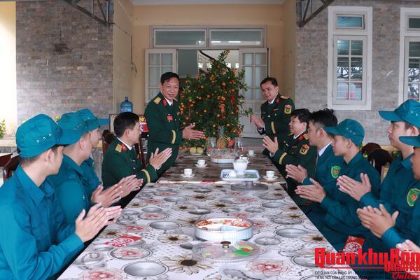 Bộ Chỉ huy Quân sự thành phố Huế: Dâng hương tượng đài Hoàng đế Quang Trung và chúc Tết các đơn vị