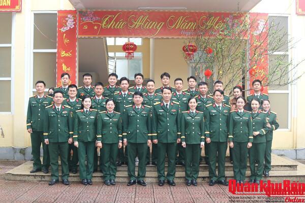 Đại tá Đinh Xuân Hướng, Phó Chủ nhiệm Chính trị Quân khu 4 thăm, chúc Tết Báo Quân khu 4 và Đoàn Văn công Quân khu