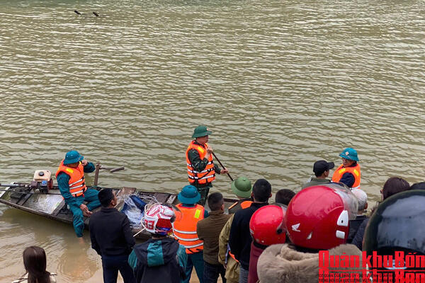 Hàng chục cán bộ, nhân viên Bộ CHQS tỉnh Quảng Trị tìm kiếm người mất tích do lật thuyền tại xã Tuyên Bình