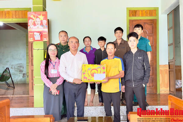 Ban CHQS xã Bích Hào, tỉnh Nghệ An tặng quà động viên thanh niên nhập ngũ đợt 1 năm 2026