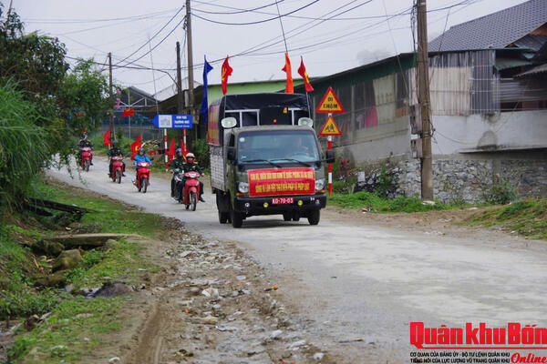 Đoàn Kinh tế - Quốc phòng 4 khám sức khỏe, cấp thuốc miễn phí cho Nhân dân