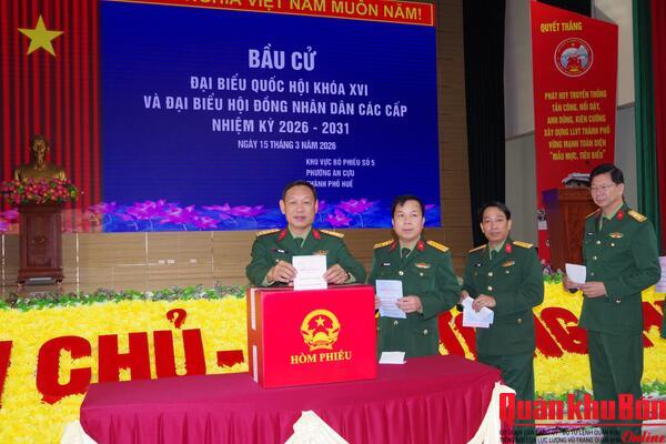 Cán bộ, chiến sĩ lực lượng vũ trang thành phố Huế hoàn thành bỏ phiếu bầu cử