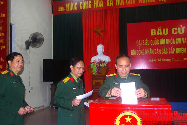 Cử tri Lữ đoàn Thông tin 80 (Quân khu 4) phấn khởi đi bầu cử