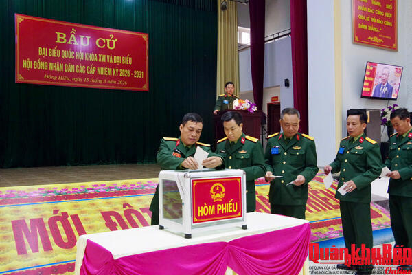 Lữ đoàn 206 (Quân khu 4) hoàn thành bỏ phiếu bầu cử