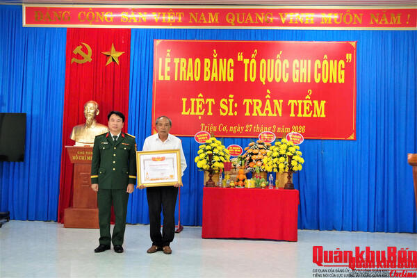 Lễ trao bằng “Tổ quốc ghi công” cho liệt sĩ Trần Tiểm