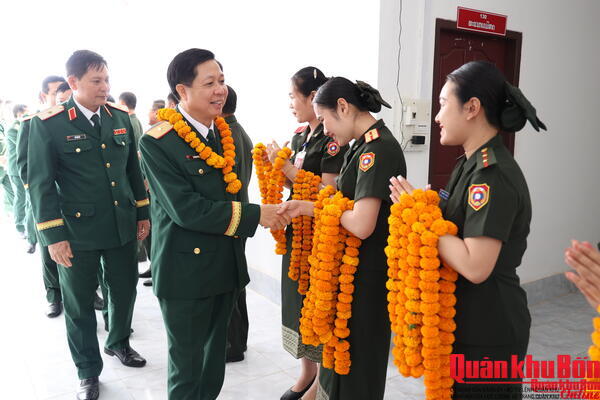 Thiếu tướng Lê Văn Trung thăm, chúc Tết tại tỉnh Sa Vẳn Na Khệt (Lào)