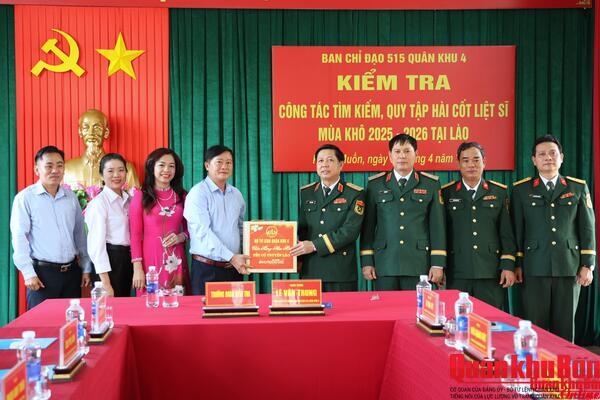 Thiếu tướng Lê Văn Trung, Trưởng Ban Chỉ đạo 515 Quân khu 4 kiểm tra công tác quy tập tại tỉnh Khăm Muồn (Lào)