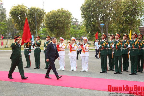 Thủ tướng Chính phủ Lê Minh Hưng thăm, trồng cây lưu niệm tại Bộ Tư lệnh Quân khu 4