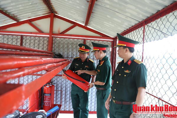 Quân khu 4: Kiểm tra công tác an toàn vệ sinh lao động và phòng chống cháy nổ tại Kho Công binh K77