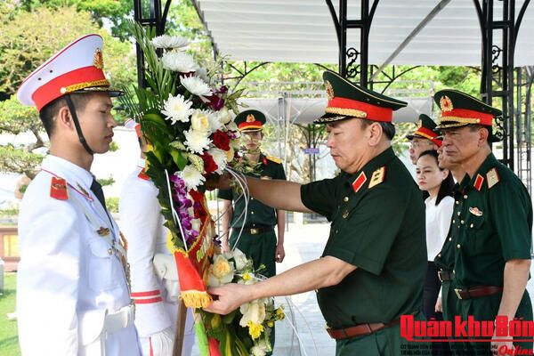 Quân ủy Trung ương - Bộ Quốc phòng dâng hương tưởng niệm anh hùng liệt sĩ tại Quảng Trị
