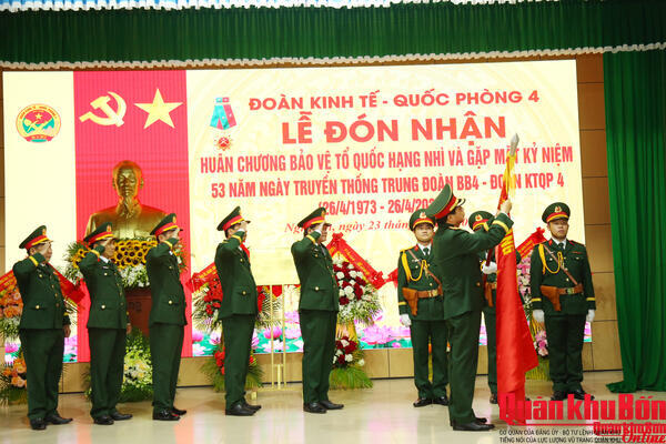 Đoàn Kinh tế - Quốc phòng 4 (Quân khu 4) đón nhận Huân chương Bảo vệ Tổ quốc hạng Nhì