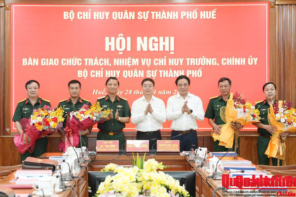 Trung tướng Hà Thọ Bình, Tư lệnh Quân khu 4: Chủ trì bàn giao chức trách, nhiệm vụ Chỉ huy trưởng, Chính ủy Bộ Chỉ huy Quân sự thành phố Huế