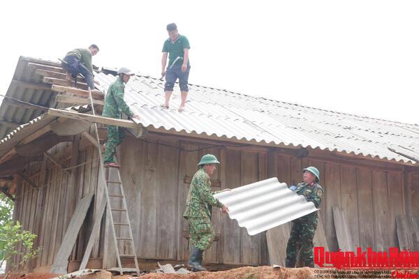 Gác ngày lễ tận tụy giúp dân khắc phục hậu quả lốc xoáy