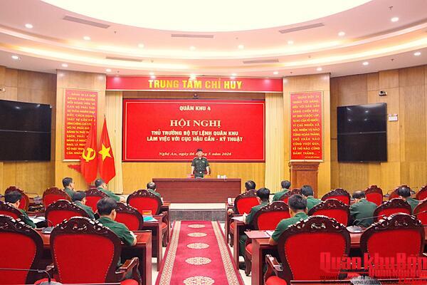 Thiếu tướng Hoàng Duy Chiến làm việc với Cục Hậu cần – Kỹ thuật Quân khu 4