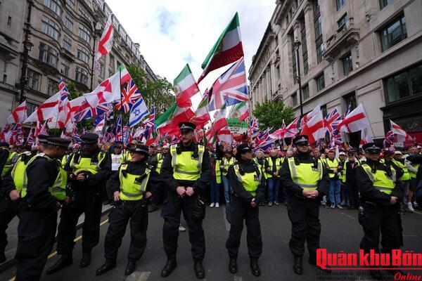 Biểu tình cánh hữu 60.000 người rung chuyển London