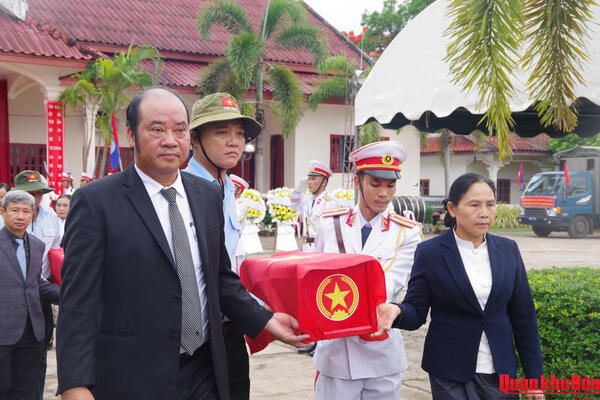 Thành phố Huế đón nhận các hài cốt liệt sĩ và chuyên gia Việt Nam hy sinh trên chiến trường Lào trở về nước
