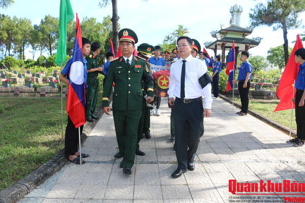 Trung tướng Hà Thọ Bình, Tư lệnh Quân khu 4 dự Lễ truy điệu và an táng hài cốt liệt sĩ tại Thành phố Huế