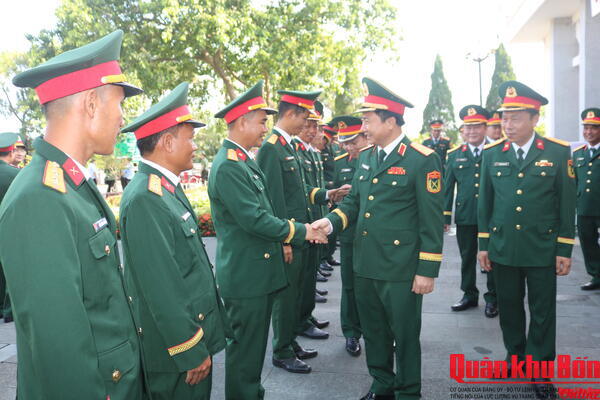 Thiếu tướng Đoàn Xuân Bường, Ủy viên Ban Chấp hành Trung ương Đảng, Chính ủy Quân khu 4 thăm, tặng quà Đội Quy tập 584 và 589, Bộ CHQS tỉnh Quảng Trị