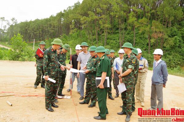 Kiểm tra xây dựng thao trường diễn tập tác chiến phòng thủ Quân khu