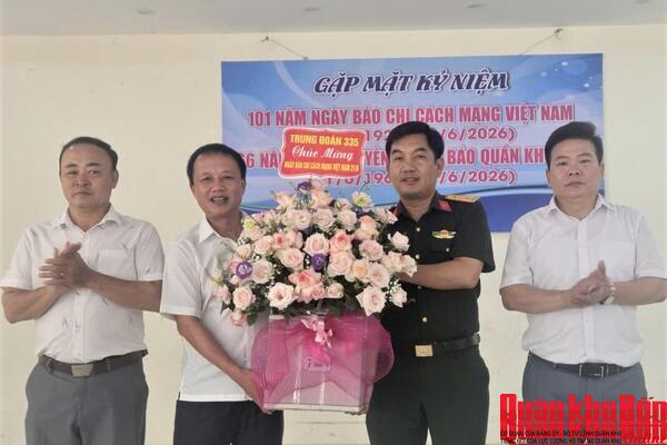 Các đơn vị chúc mừng Báo Quân khu 4