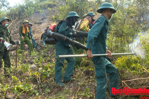 Quân khu 4: Dồn sức chữa cháy rừng.