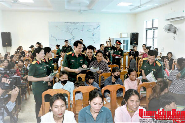 Tuyên truyền pháp luật cho đồng bào biên giới xã Trường Sơn, tỉnh Quảng Trị