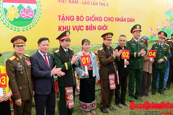Nghĩa tình nơi biên giới Việt - Lào