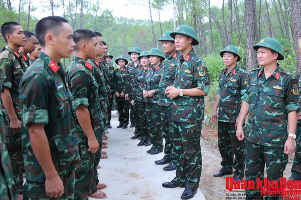 Hội Phụ nữ cơ quan Cục Chính trị Quân khu 4 tổ chức "Bát nước thao trường"