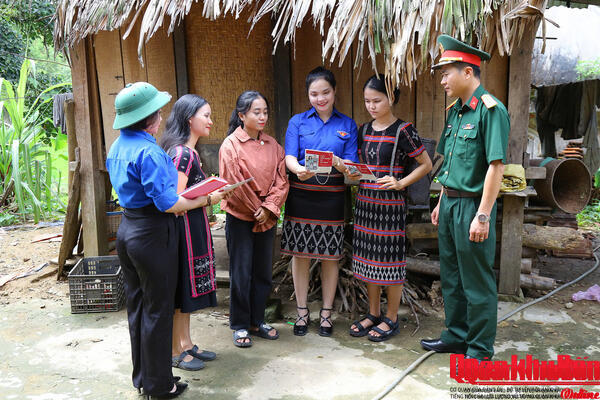 Phóng sự ảnh: Mang hành trang pháp luật đến với đồng bào vùng biên