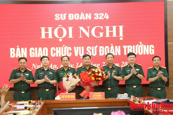 Trung tướng Hà Thọ Bình, Tư lệnh Quân khu chủ trì hội nghị bàn giao Sư đoàn trưởng Sư đoàn 324
