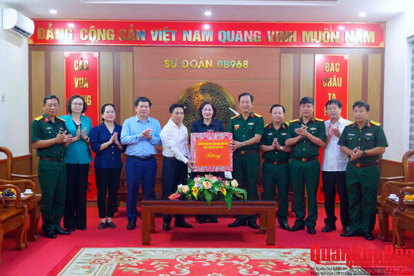 Phó Chủ tịch Quốc hội Nguyễn Doãn Anh thăm, động viên cán bộ, chiến sĩ Sư đoàn 968