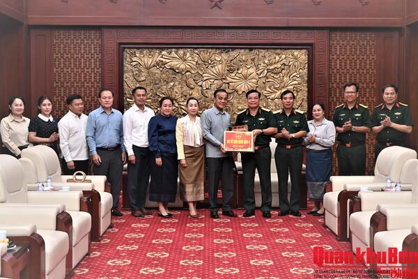Bí thư Tỉnh ủy Viêng Chăn, Lào thăm Bộ Tư lệnh Quân khu 4