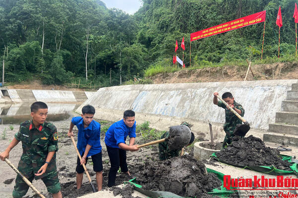 Bộ đội Trung đoàn 1 (Sư đoàn 324) hành quân dã ngoại, giúp dân thiết thực, nghĩa tình