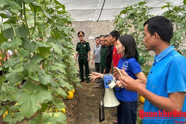 Đoàn Kinh tế - Quốc phòng 5 (Quân khu 4) hướng dẫn khoa học kỹ thuật chăn nuôi cho Nhân dân