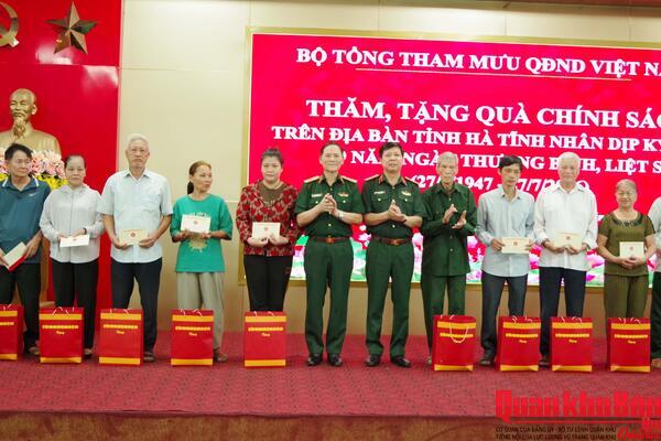 Thượng tướng Phạm Trường Sơn thăm, tặng quà chính sách trên địa bàn tỉnh Hà Tĩnh