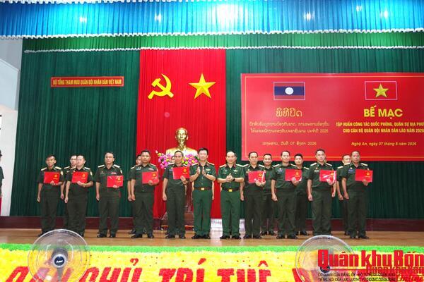 Bế mạc lớp tập huấn công tác quốc phòng, quân sự địa phương cho cán bộ Quân đội nhân dân Lào.