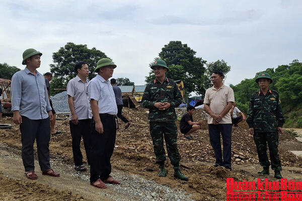 Trung đoàn 22 (Bộ Chỉ huy Quân sự tỉnh Nghệ An) kiểm tra, nắm tình hình mưa lũ tại xã Yên Hòa