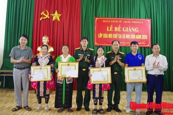 Đoàn Kinh tế - Quốc phòng 5 (Quân khu 4) bế giảng lớp học xóa mù chữ, tái mù chữ