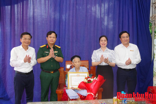 Trao huy hiệu 80 năm tuổi đảng tặng đảng viên 101 tuổi tại Hà Tĩnh