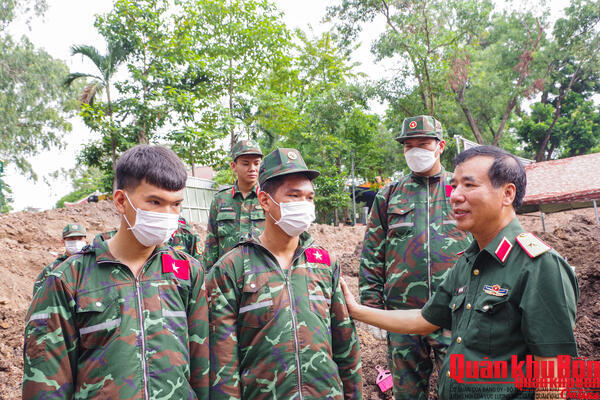 Đoàn công tác Quân khu 4 tri ân các Anh hùng liệt sĩ tại Công viên Lê Thị Riêng