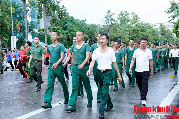 Lực lượng vũ trang Quân khu 4 tham gia chương trình đi bộ “Cùng Việt Nam tiến bước”