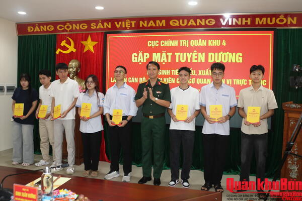 Cục Chính trị Quân khu 4 gặp mặt, tuyên dương con cán bộ, nhân viên có thành tích học tập xuất sắc