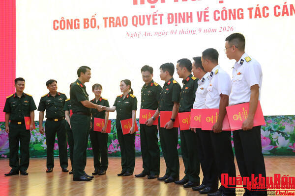 Quân khu 4: Trao quyết định cho cán bộ chuyển vùng về nhận công tác tại Quân khu.