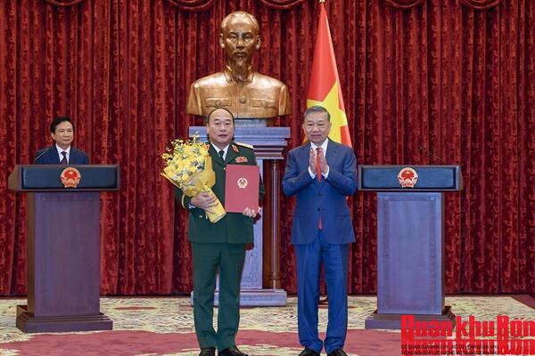 Tổng Bí thư, Chủ tịch nước Tô Lâm trao quyết định thăng quân hàm Thượng tướng đối với đồng chí Lê Quang Đạo