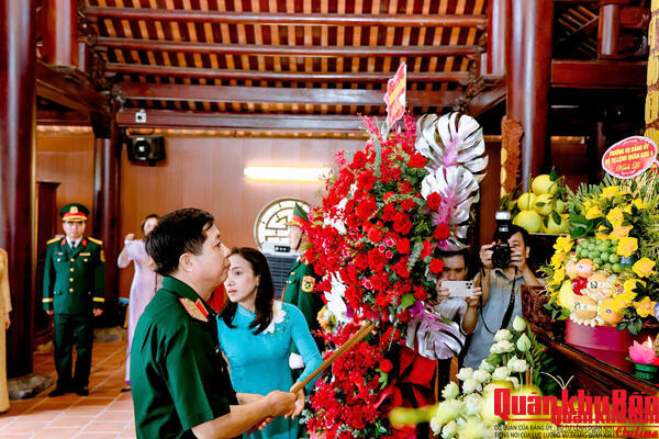 Thiếu tướng Lê Văn Trung dự Lễ tưởng niệm 84 năm Ngày hy sinh của Tổng Bí thư Lê Hồng Phong
