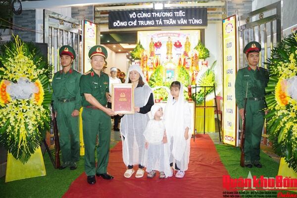 Trao quyết định của Bộ trưởng Bộ Quốc phòng truy thăng quân hàm sĩ quan trước thời hạn từ cấp bậc Thiếu tá lên Trung tá đối với đồng chí Trần Văn Tùng