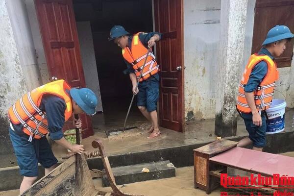 Lực lượng vũ trang tỉnh Nghệ An dồn sức giúp Nhân dân khắc phục hậu quả mưa lũ